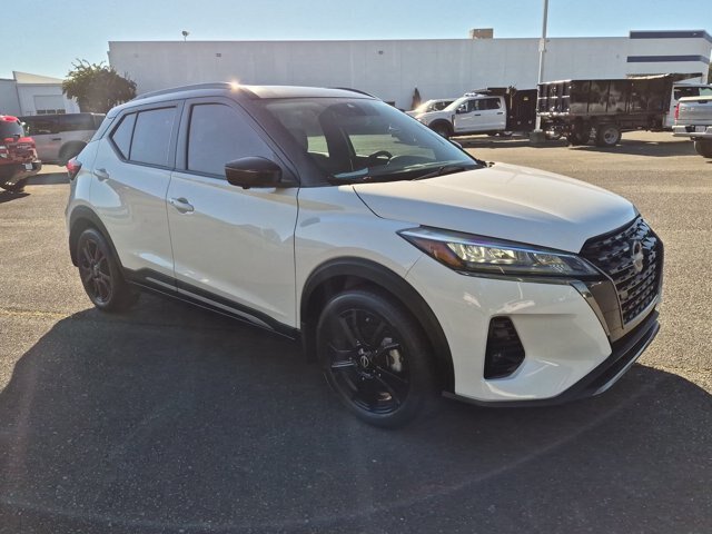 Used 2023 Nissan Kicks SR w/ SR Premium Package FWD image 2