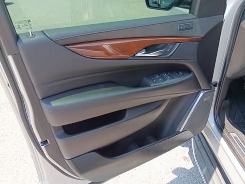 Used 2019 Cadillac Escalade Luxury AWD/4WD image 11