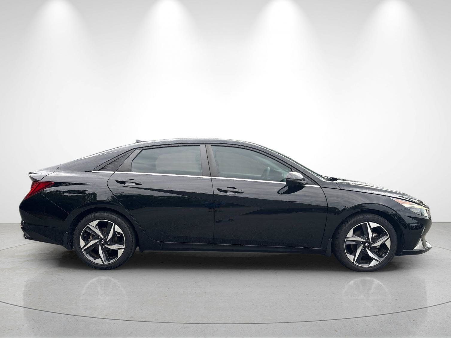 Used 2022 Hyundai Elantra SEL w/ Convenience + Premium Package FWD image 6