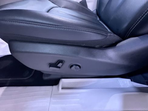 Used 2024 Chrysler Pacifica Touring-L image 13