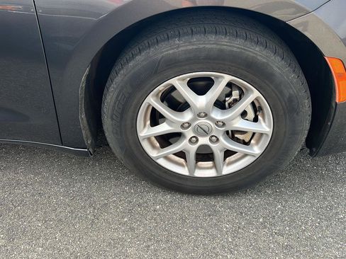 Used 2023 Chrysler Pacifica Touring-L image 7