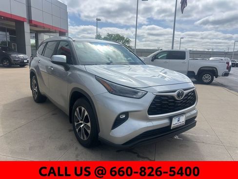 Used 2024 Toyota Highlander XLE AWD/4WD image 4