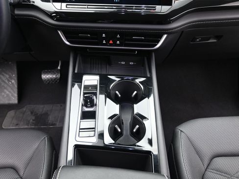 Used 2025 Volkswagen Atlas SE FWD image 18