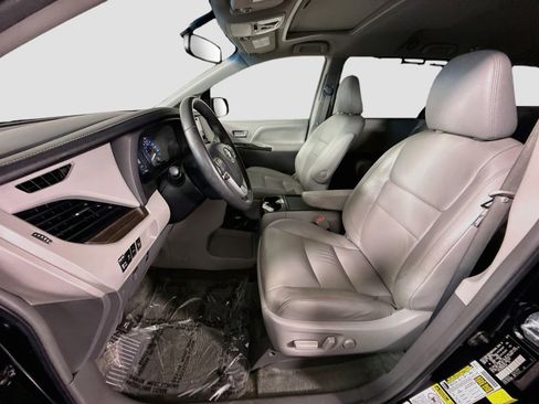 Used 2017 Toyota Sienna XLE w/ XLE Navigation Package FWD image 22