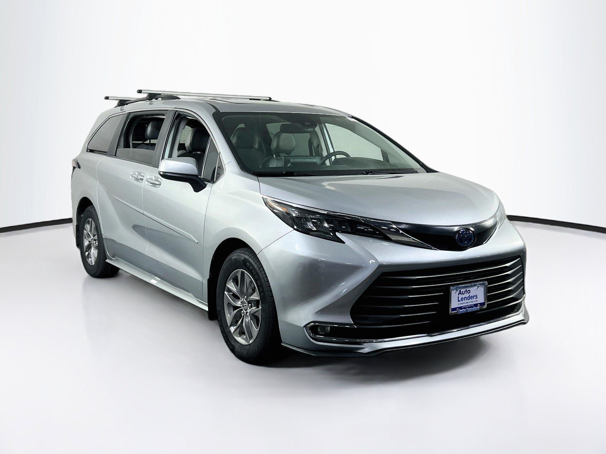 Used 2024 Toyota Sienna XLE FWD image 3