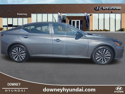 Used 2025 Nissan Altima 2.5 SV FWD image 2