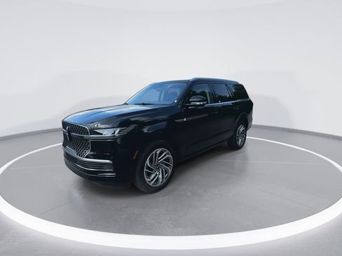 New 2025 Lincoln Navigator Reserve AWD/4WD image 4