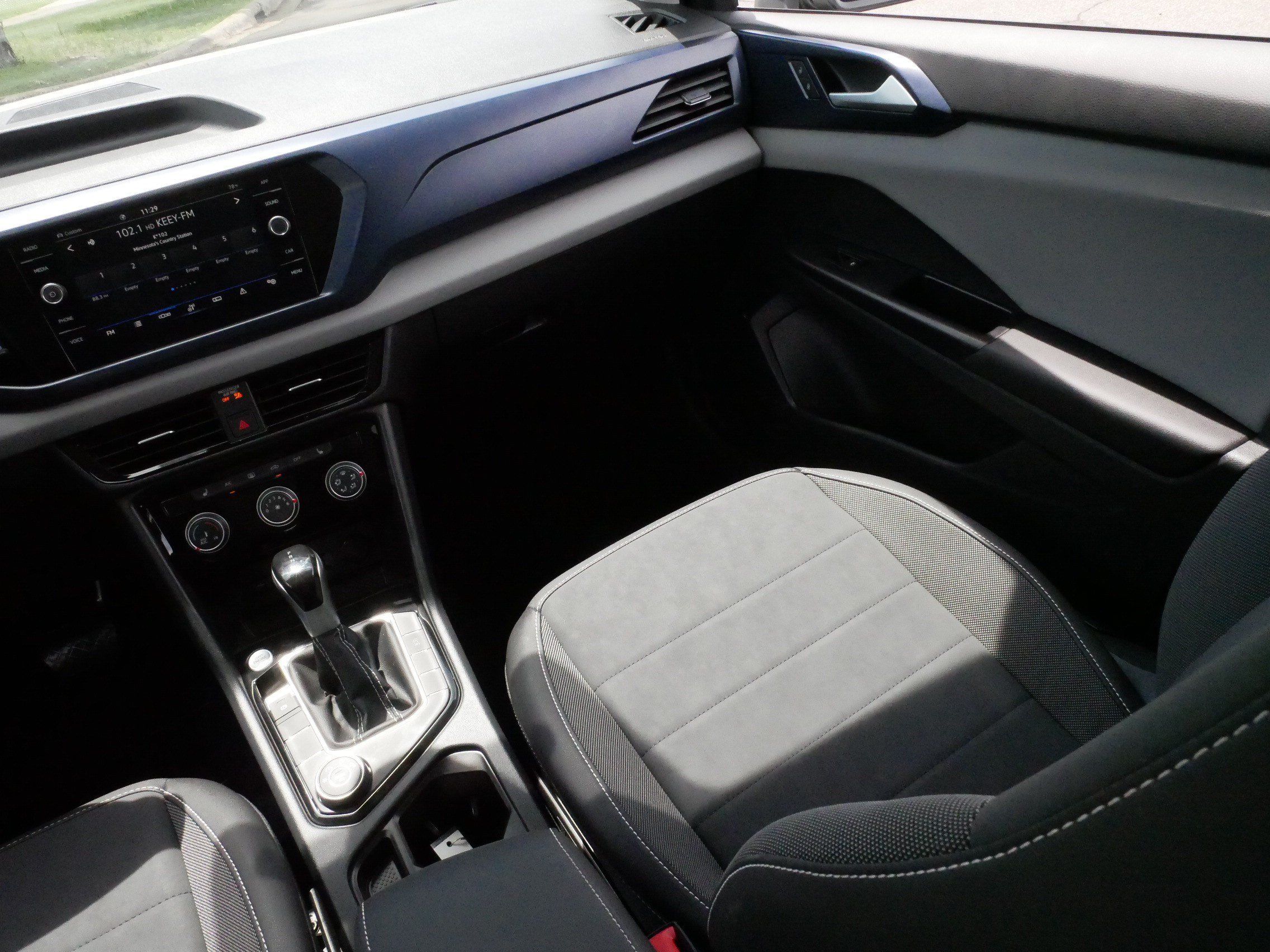 Used 2023 Volkswagen Taos SE w/ Panoramic Sunroof Package AWD/4WD image 11