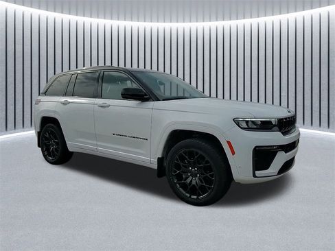 New 2026 Jeep Grand Cherokee Summit image 2