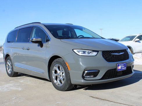Used 2023 Chrysler Pacifica Limited FWD image 4