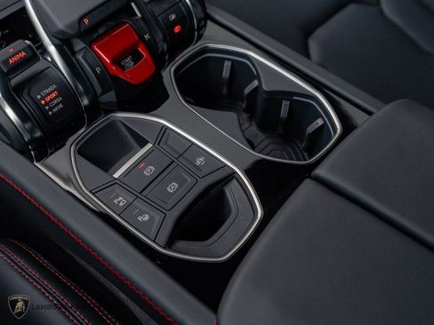 Used 2025 Lamborghini Urus SE image 13