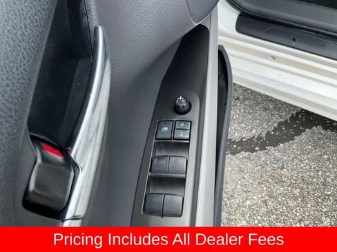 Used 2022 Toyota Camry SE FWD image 8