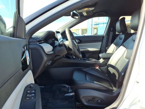 Used 2025 Jeep Compass Limited AWD/4WD image 17