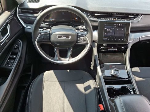 Used 2023 Jeep Grand Cherokee Laredo AWD/4WD image 11