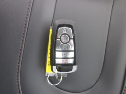 Used 2025 Ford Expedition Active RWD image 19