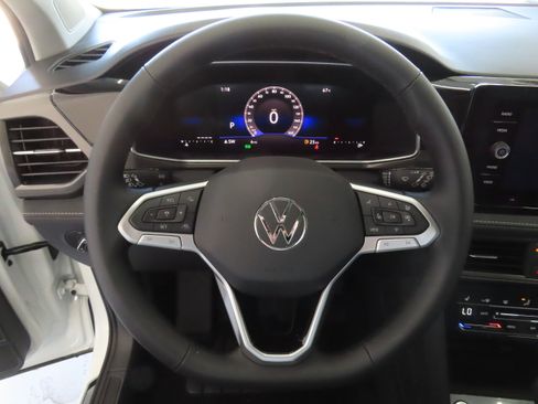 New 2026 Volkswagen Taos SE FWD image 16