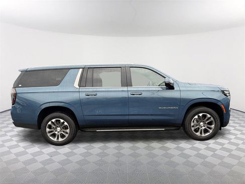 Used 2025 Chevrolet Suburban LT w/ Comfort Package image 4