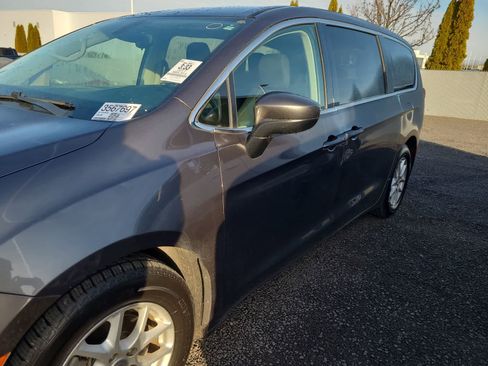 Used 2017 Chrysler Pacifica LX image 2