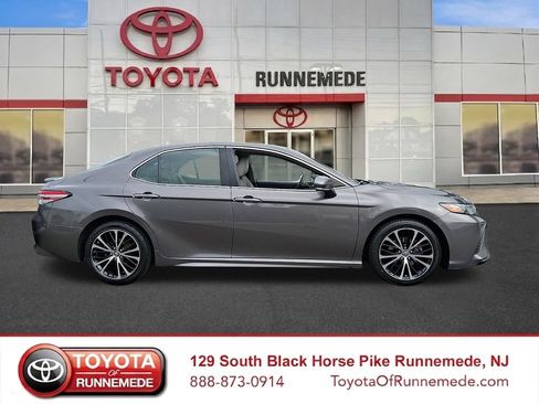 Used 2018 Toyota Camry SE w/ Convenience Package FWD image 7