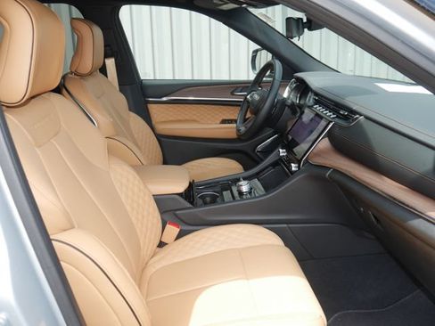 Used 2025 Jeep Grand Cherokee L Summit w/ Advanced Protech Group IV AWD/4WD image 32