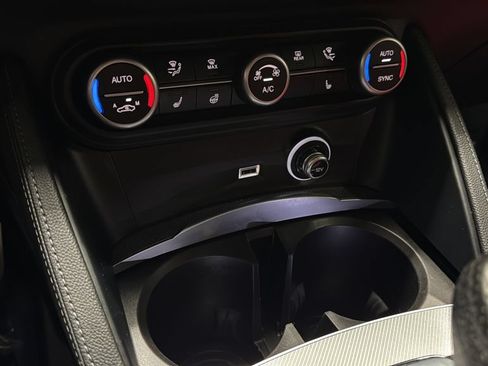 Used 2022 Alfa Romeo Stelvio Veloce AWD/4WD image 30