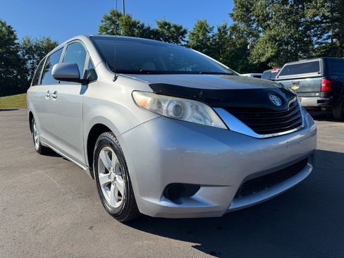 Used 2013 Toyota Sienna LE image 7
