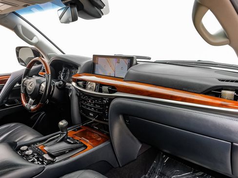 Used 2019 Lexus LX 570 4WD w/ Luxury Package image 8