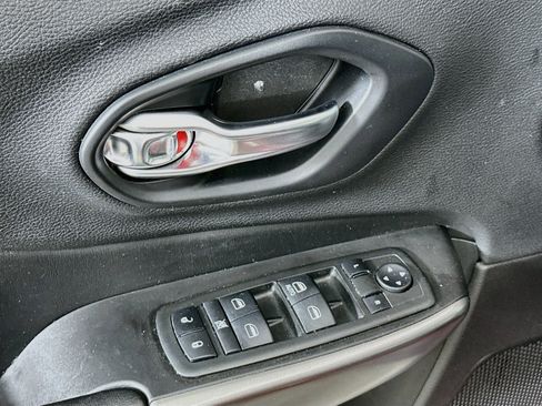 Used 2019 Jeep Cherokee Latitude w/ Cold Weather Group AWD/4WD image 15