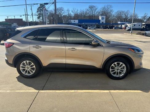 Certified 2020 Ford Escape SE image 4