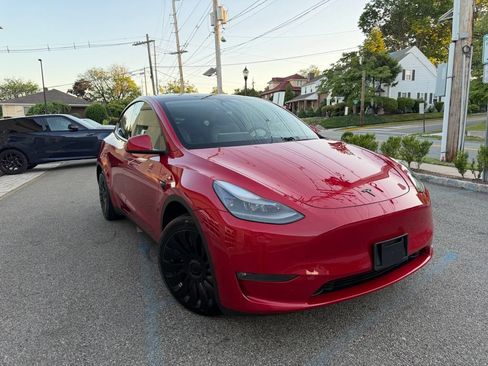 Used 2023 Tesla Model Y Long Range AWD/4WD image 1