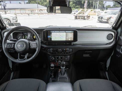 Used 2024 Jeep Wrangler Unlimited AWD/4WD image 2