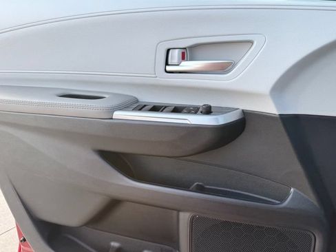 Used 2026 Toyota Sienna XLE FWD image 25