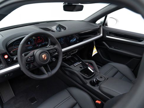 New 2025 Porsche Cayenne image 4