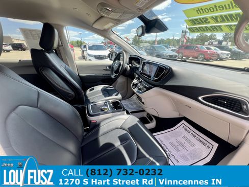 Used 2024 Chrysler Pacifica Touring-L FWD image 13