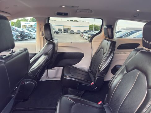 Used 2024 Chrysler Pacifica Touring-L FWD image 27