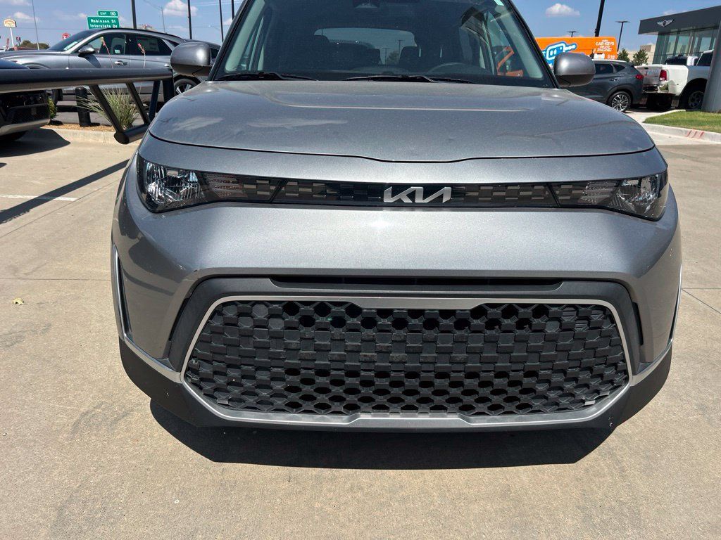 Used 2023 Kia Soul LX w/ Option Group 015 FWD image 2