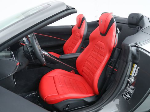 Certified 2025 Ferrari Roma Spider image 5