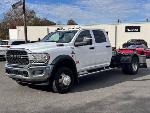 Used 2024 RAM 5500 Tradesman w/ Chrome Appearance Group image 3