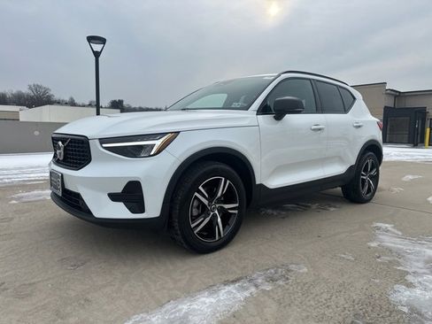 Certified 2024 Volvo XC40 B5 Core image 4