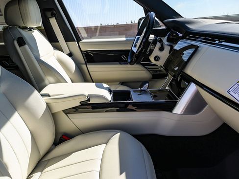 New 2025 Land Rover Range Rover SE image 38