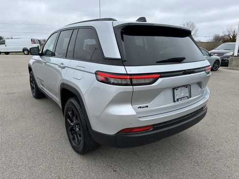 Used 2025 Jeep Grand Cherokee Altitude image 3