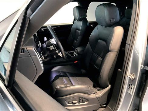 Used 2023 Porsche Cayenne image 8