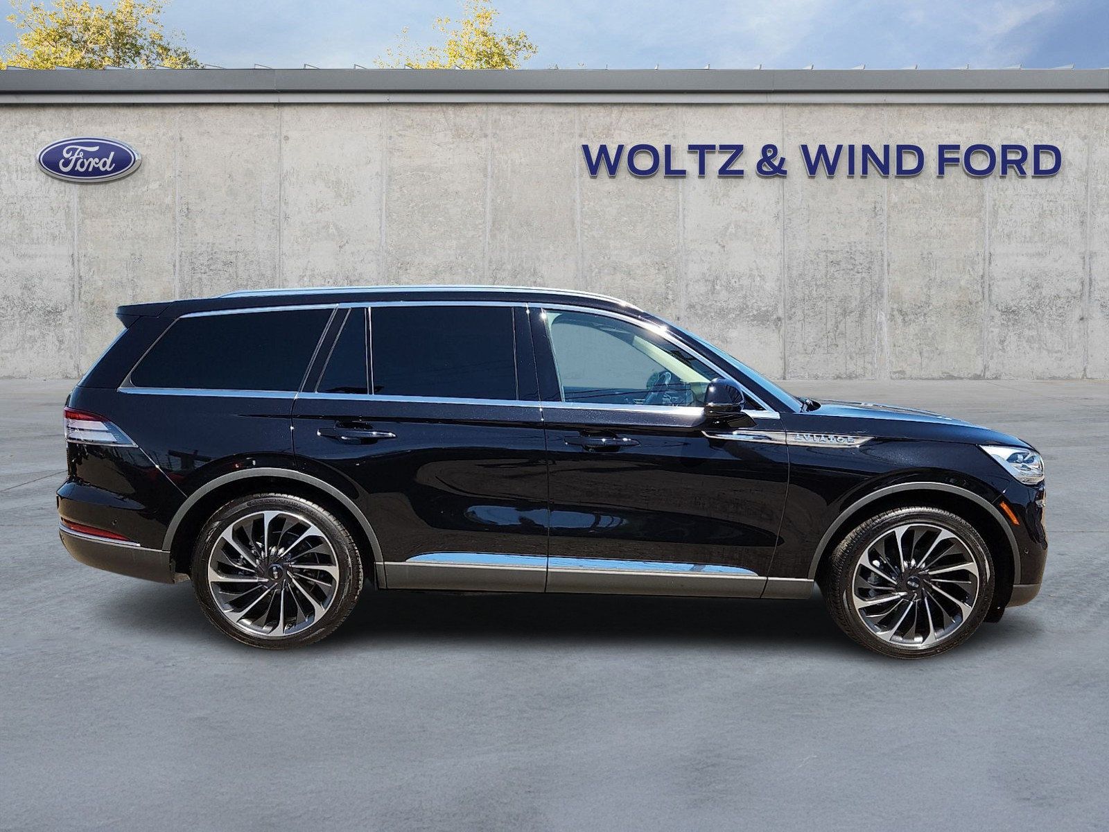 Used 2023 Lincoln Aviator Reserve w/ Equipment Group 201A AWD/4WD image 7