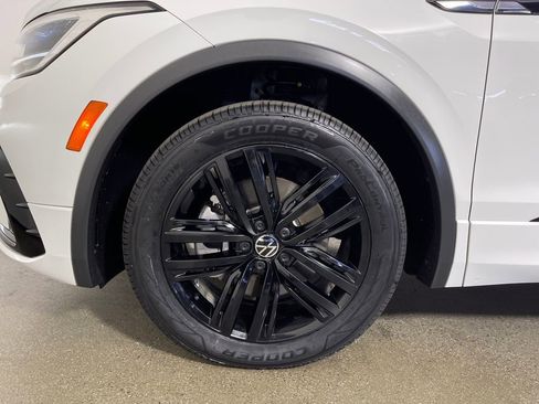 Used 2022 Volkswagen Tiguan SE R-Line image 11