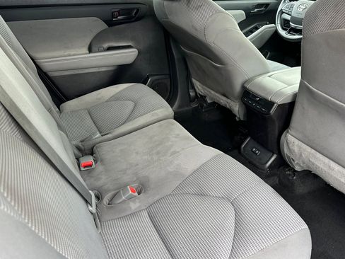 Used 2021 Toyota Highlander LE image 18