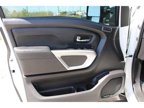 Used 2018 Nissan Titan SL w/ Chrome Package AWD/4WD image 15