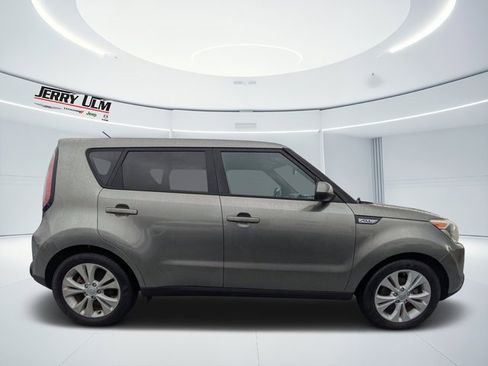 Used 2015 Kia Soul + image 2