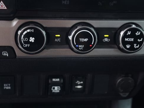 Used 2018 Toyota Tacoma SR5 RWD image 11