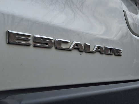 Used 2018 Cadillac Escalade Luxury image 34