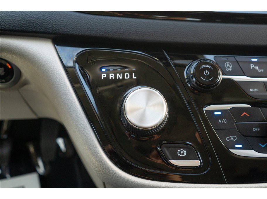 Used 2023 Chrysler Pacifica Touring-L FWD image 18